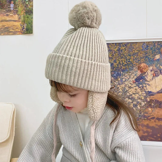 Knusse gebreide kindermuts met oorflappen – warme wintermuts