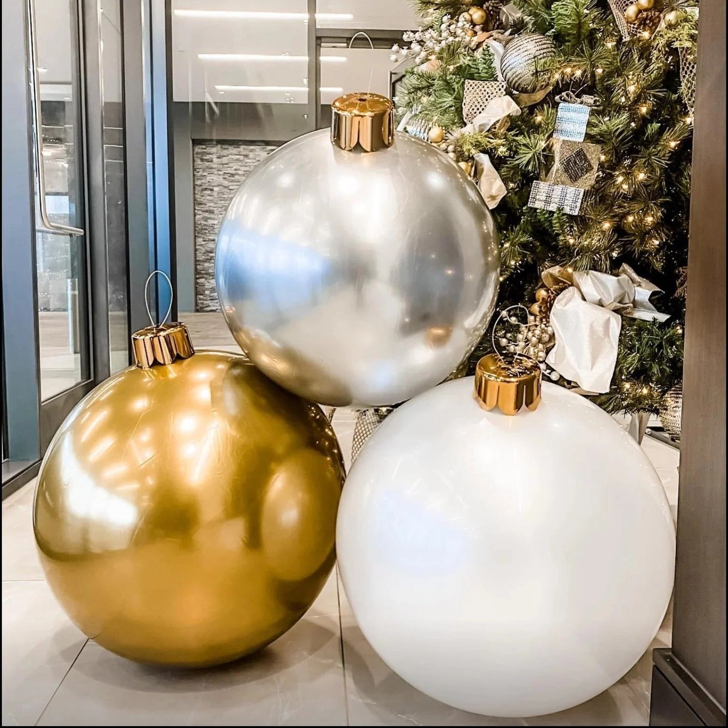 Festive Inflatable Christmas Ball Decoration – Bright and Eye-Catching Garden Decoration