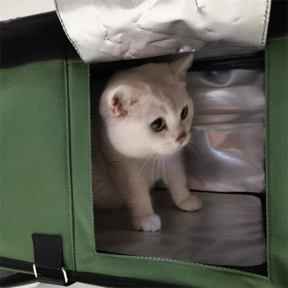 Knus verwarmd buiten kattenhuis voor winterweer